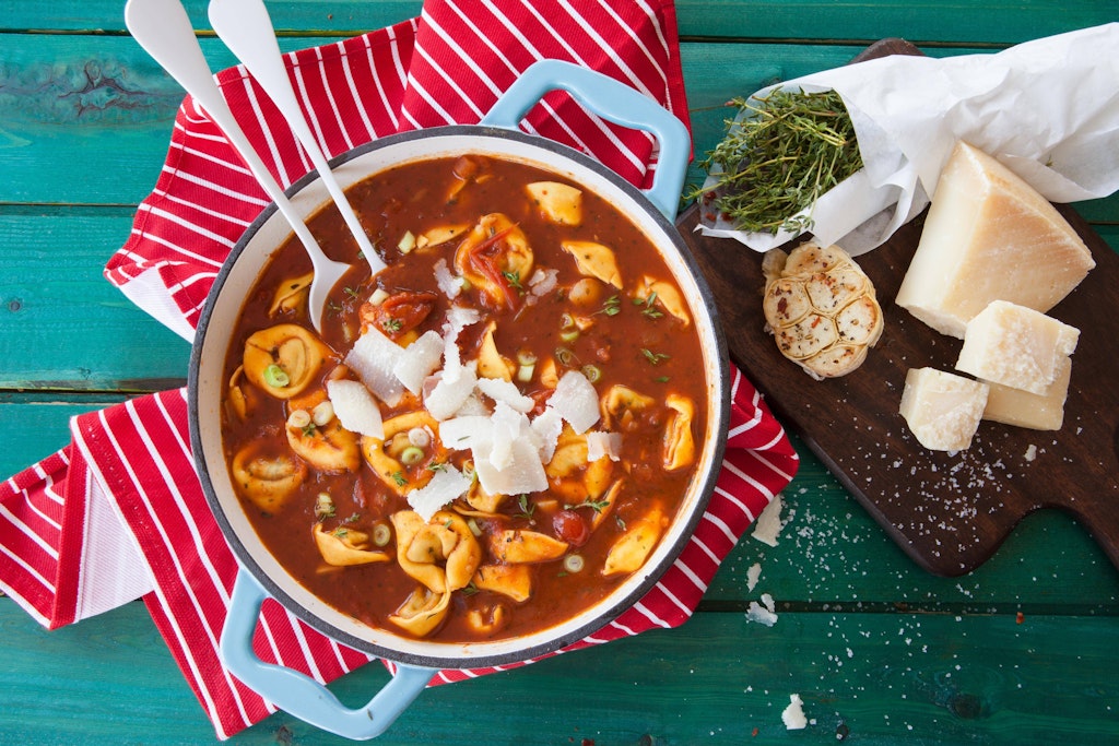 Einfach köstlich! Diese Tortellini-Suppe ist einfach genial - und mit etwas geriebenem Käse eine echte Sensation auf dem Abendbrottisch.