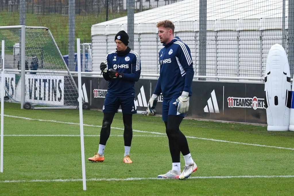 Hertha-Leihgabe Alexander Schwolow (l.) muss auf Schalke ab sofort Ralf Fährmann den Vortritt lassen. 