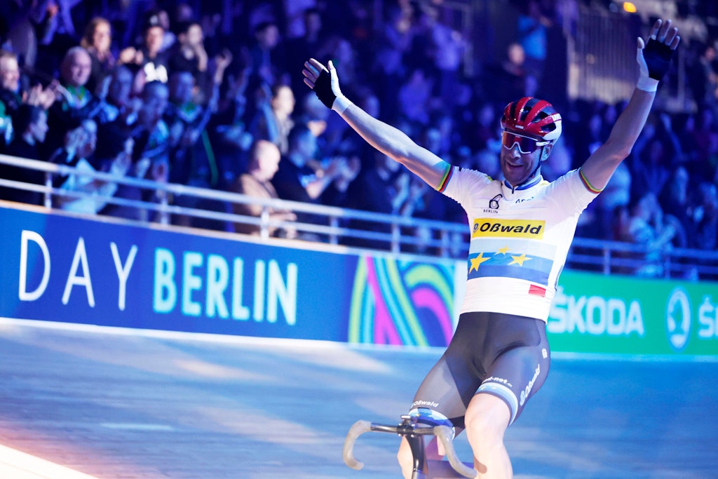 Roger Kluge reißt vor den gut gefüllten Rängen im Velodrom die Arme zum Siegerjubel hoch.