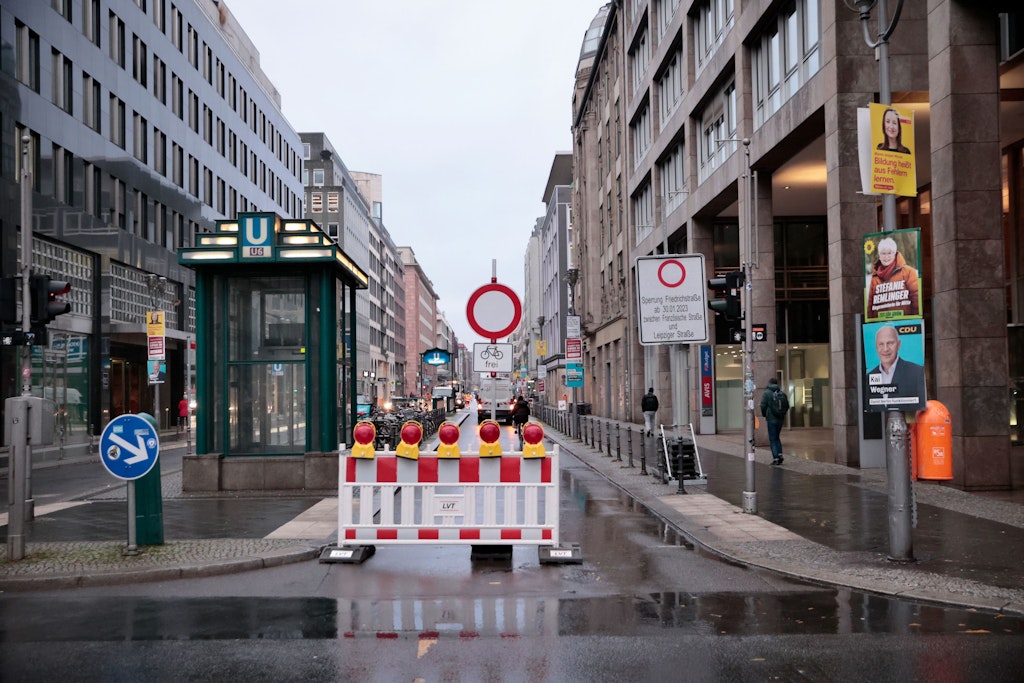 Um 8 Uhr morgens wurde der 500 Meter lange Abschnitt zwischen Leipziger Straße und Französischer Straße für den Autoverkehr gesperrt.