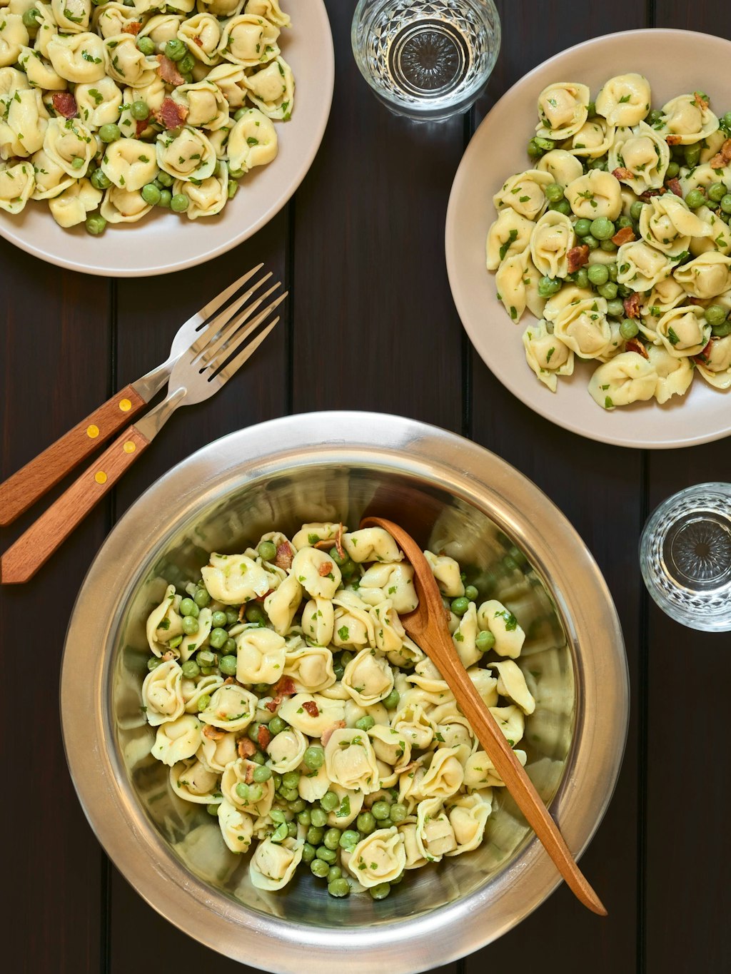 Einfach lecker, dieses Rezept! Diesen Tortellini-Salat mit Erbsen und Bacon müssen Sie unbedingt probieren.