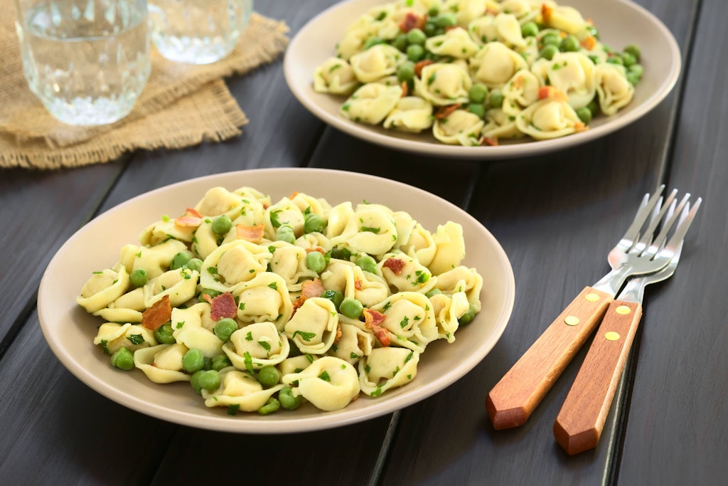 Dieser Tortellini-Salat ist sehr schnell gemacht und schmeckt einfach köstlich - ob als eigenständiges Gericht oder als Beilage zum Fleisch. Probieren Sie das Rezept unbedingt aus!