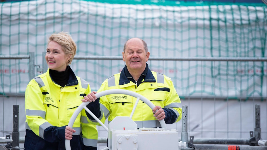 Bundeskanzler Olaf Scholz und Mecklenburg-Vorpommerns Ministerpräsidentin Manuela Schwesig drehten am 14. Januar symbolisch am Rad, um das zweite deutsche Flüssiggas-Terminal in Lubmin in Betrieb zu nehmen.