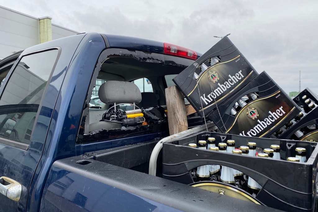 Ein 53-Jähriger hatte zu viel Bier auf seinen Pick-up geladen.