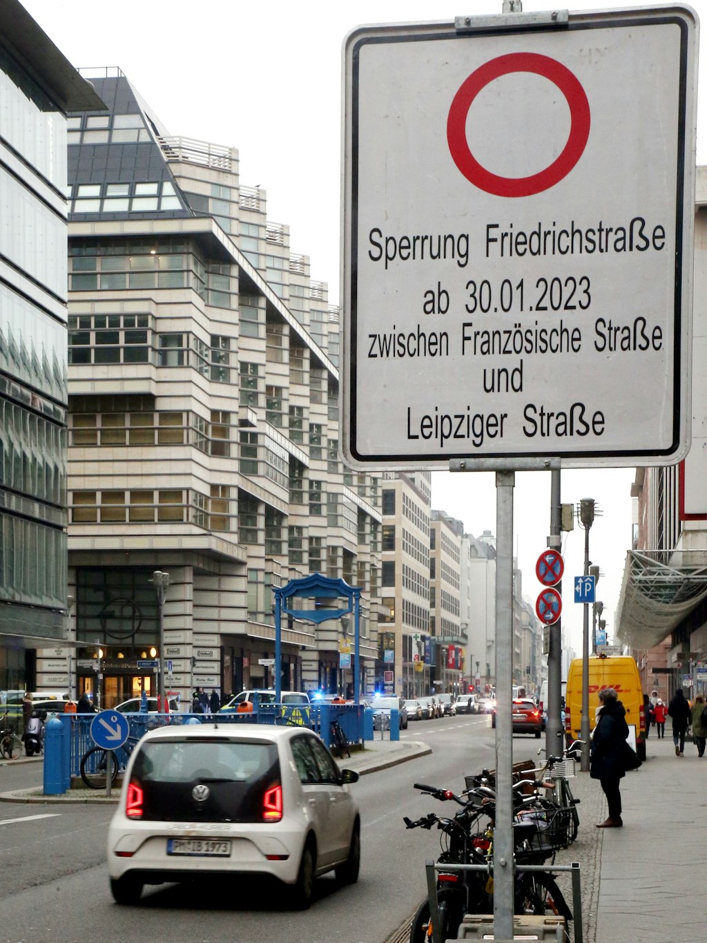 Schilder zeigen schon seit vergangenen Freitag die Verbote an.