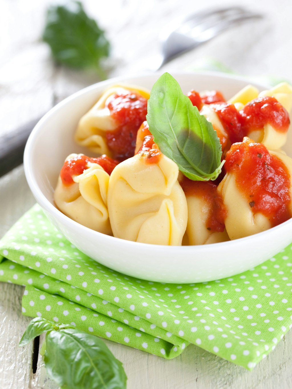 Tortellini mit Tomatensoße sind das perfekte Gericht für die ganze Familie - und das Rezept ist einfach und genial.