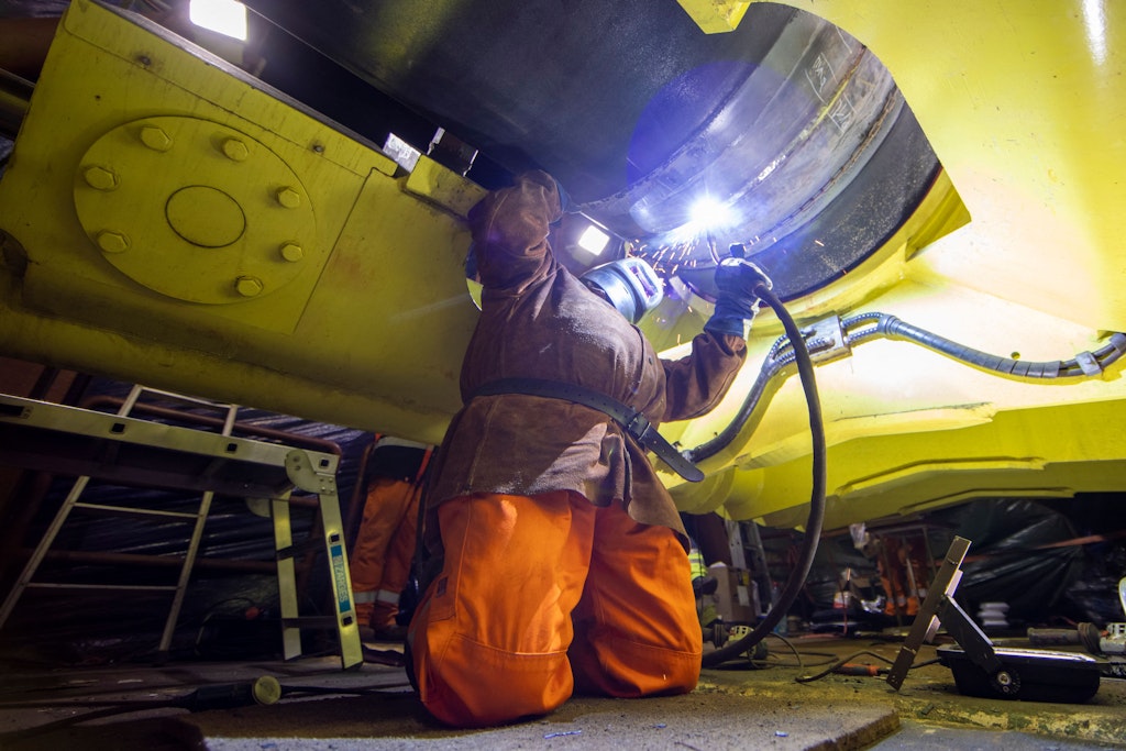 Ein Schweißer arbeitet 2021 auf einem Verlegeschiff an der Ostsee-Pipeline Nord Stream 2. Eine von einer Tochter des russischen Konzerns Gazprom finanzierte Stiftung Mecklenburg-Vorpommerns förderte das Projekt, das nie in Betrieb ging. 2022 wurde die Pipeline von Unbekannten gesprengt.