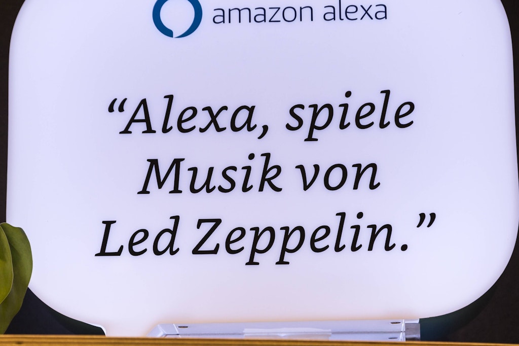 Eine frühere Ausführung eines Alexa-Gerätes: Der Amazon-Sprachassistent spielt unter anderem Musik ab.