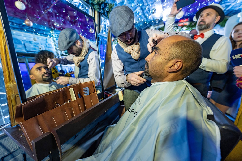Jetzt wird beim Friseur auch mal nicht geredet.