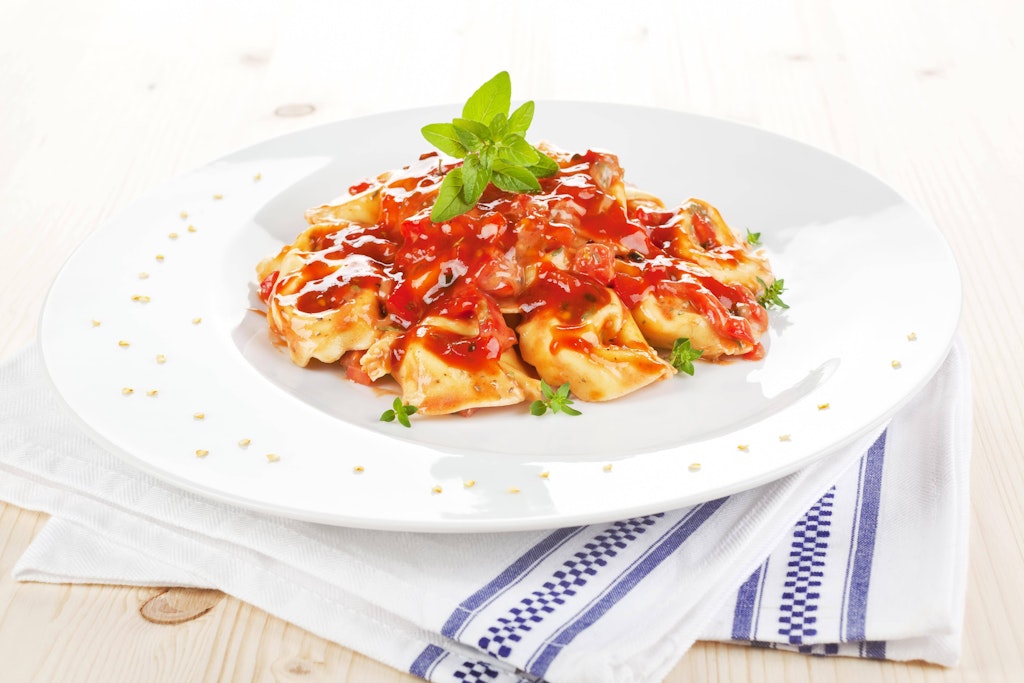 Tortellini mit Tomatensoße sind ein echter Pasta-Klassiker - das Rezept ist schnell, einfach und günstig herzustellen.