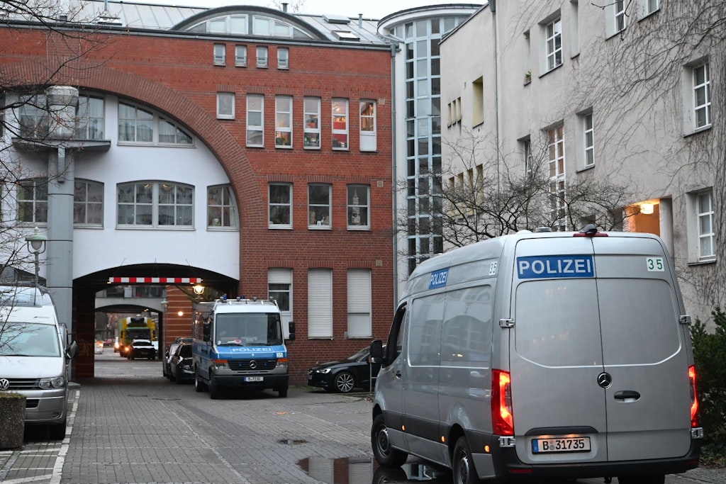 Polizei in Kreuzberg in der Ritterstraße. Über 20 Objekte werden in Berlin durchsucht.