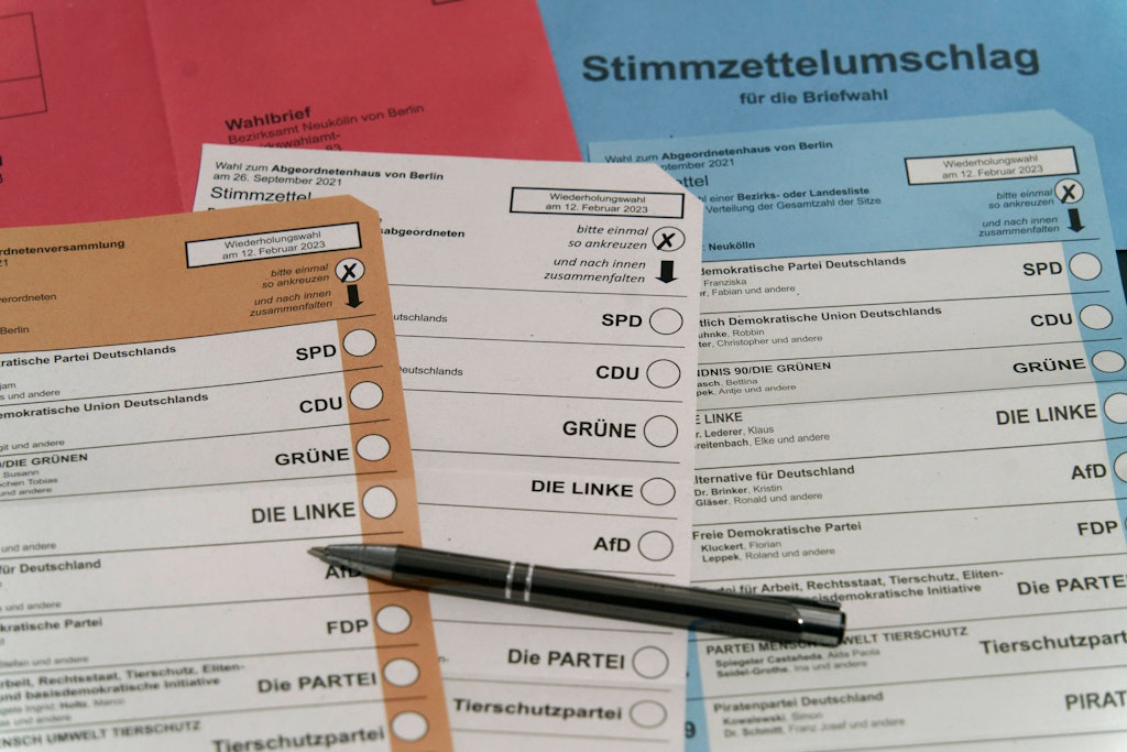 Wahlschein und Stimmzettelumschlag für die Wiederholungswahl am 12.02.2023 zum Abgeordnetenhaus von Berlin