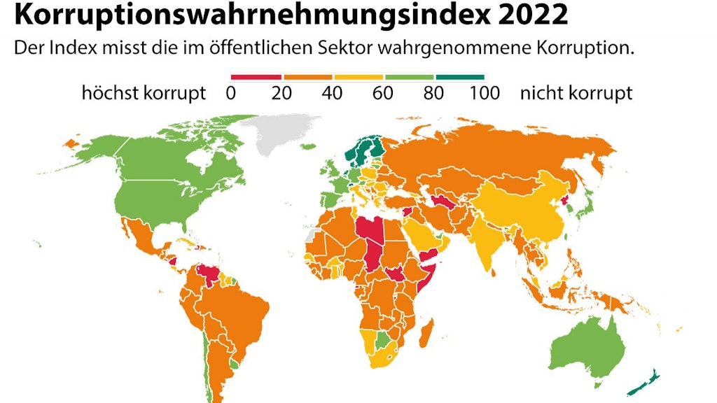 Die Karte zeigt anhand der Farben, wie stark Korruption im öffentlichen Bereich verbreitet ist. Das reicht von dunkelgrün (kaum Korruption) über hellgrün, gelb und orange bis zu rot, was schwere Korruption bedeutet. 