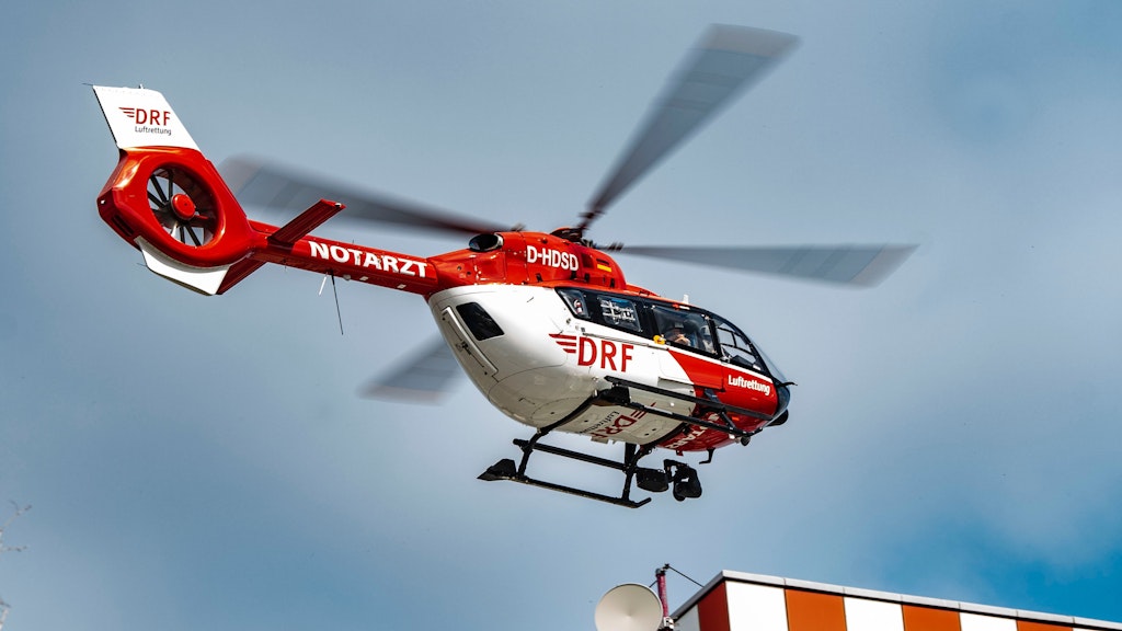 Die DRF Luftrettung fliegt das UKB in Marzahn an.