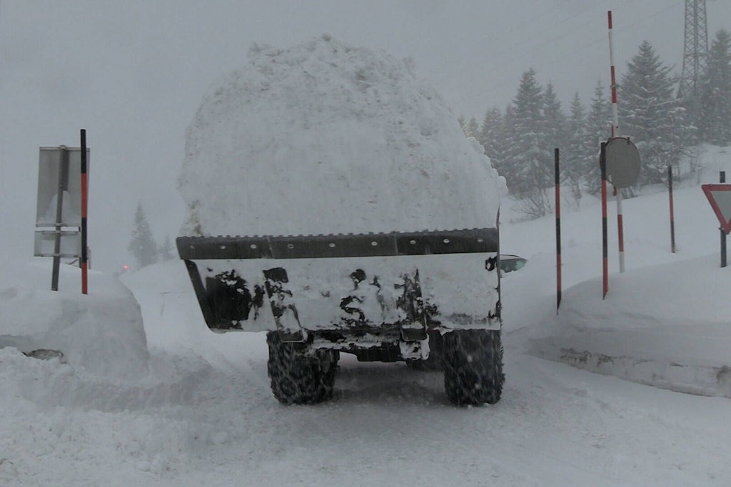 In hohen Lagen könnten Schneemassen dafür sorgen, dass Orte von der Außenwelt abgeschnitten sind.