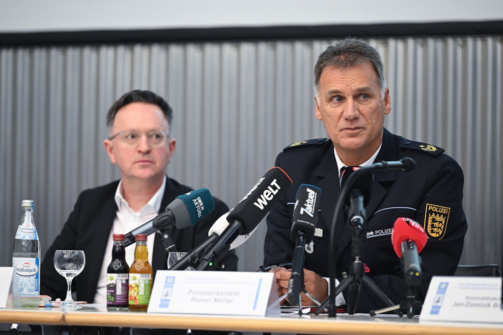 Oberstaatsanwalt Harald Lustig (li.) und Polizeipräsident von Aalen Reiner Möller auf einer Pressekonferenz, nachdem die Polizei einen mutmaßlichen Verdächtigen gefasst hat im Zusammenhang mit dem gewaltsamen Tod mehrerer Seniorinnen in der Region Schwäbisch Hall.
