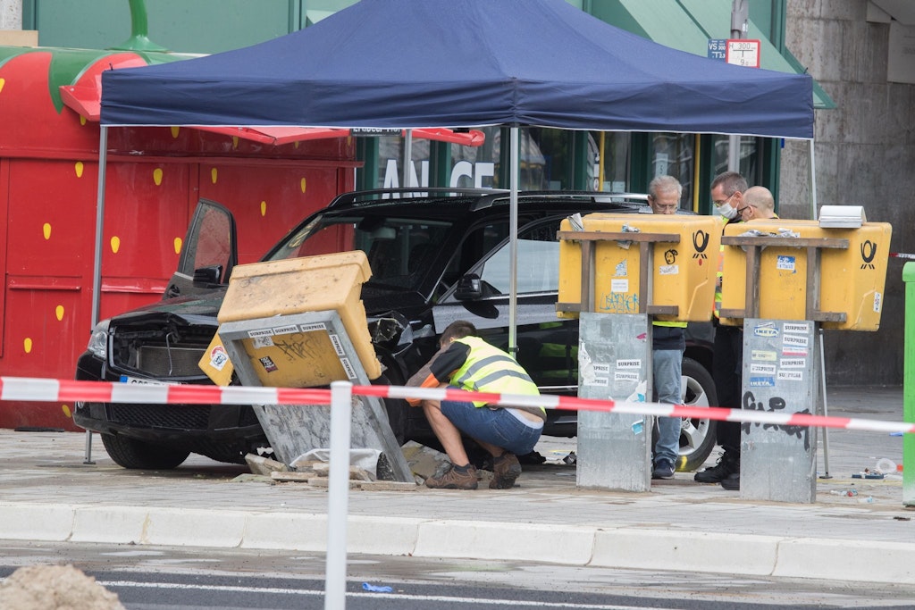 Der geschrottete SUV wird am Berliner Hardenbergplatz von der Polizei gesichert.