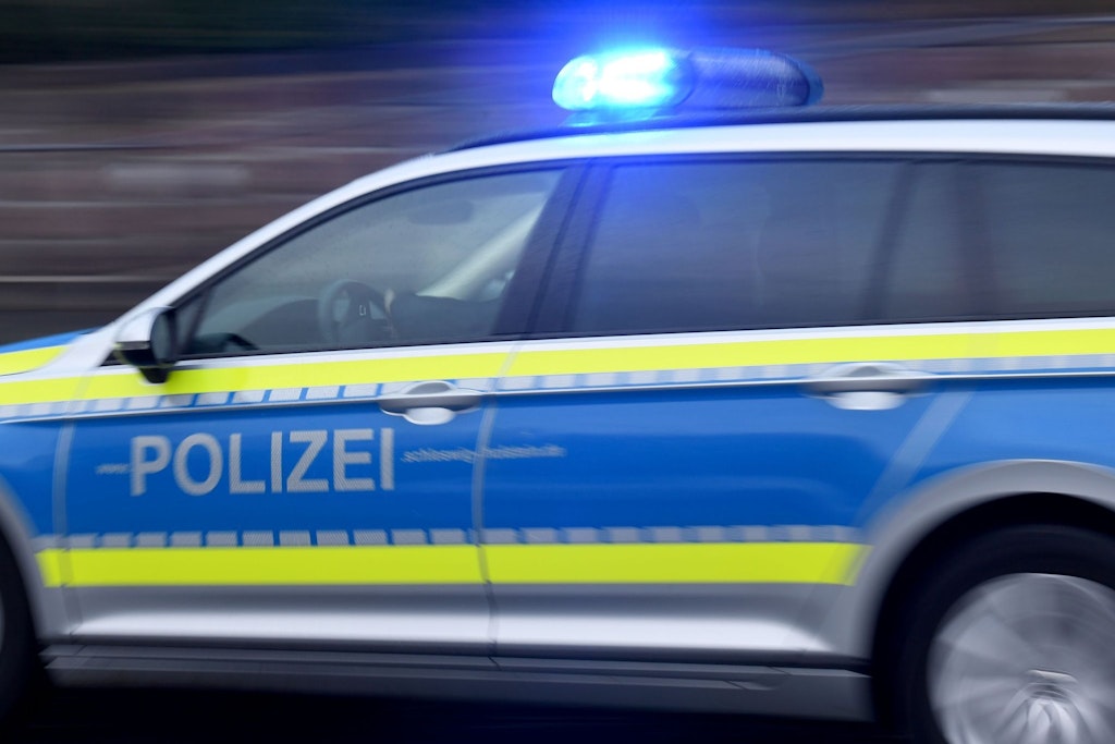 Ein Streifenwagen fährt mit eingeschaltetem Blaulicht. (Symbolbild) 
