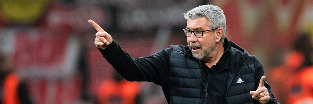 Urs Fischer, Trainer des 1. FC Union, dirigiert bei einem Spiel seine Mannschaft von der Seitenlinie. 