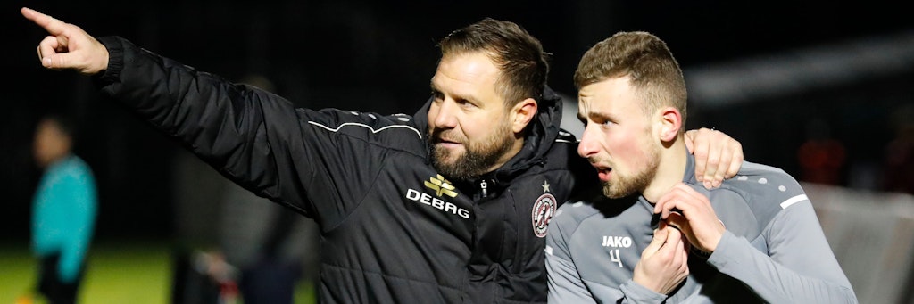 Zeigt seinen Jungs auf, wo es langgeht. BFC-Chefcoach Heiner Backhaus. Hier zusammen mit Verteidiger Felix Meyer – BFC Dynamo.