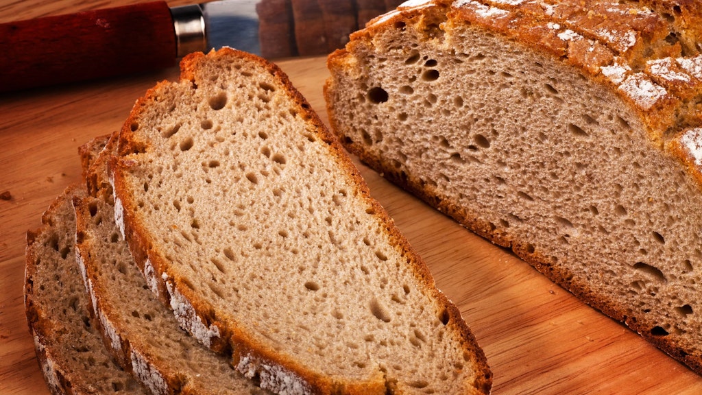 Leckeres Graubrot bildet die Grundlage für diese Sandwiches.