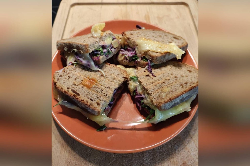 Leckere Salat-Sandwiches sind perfekt für die Mittagspause.