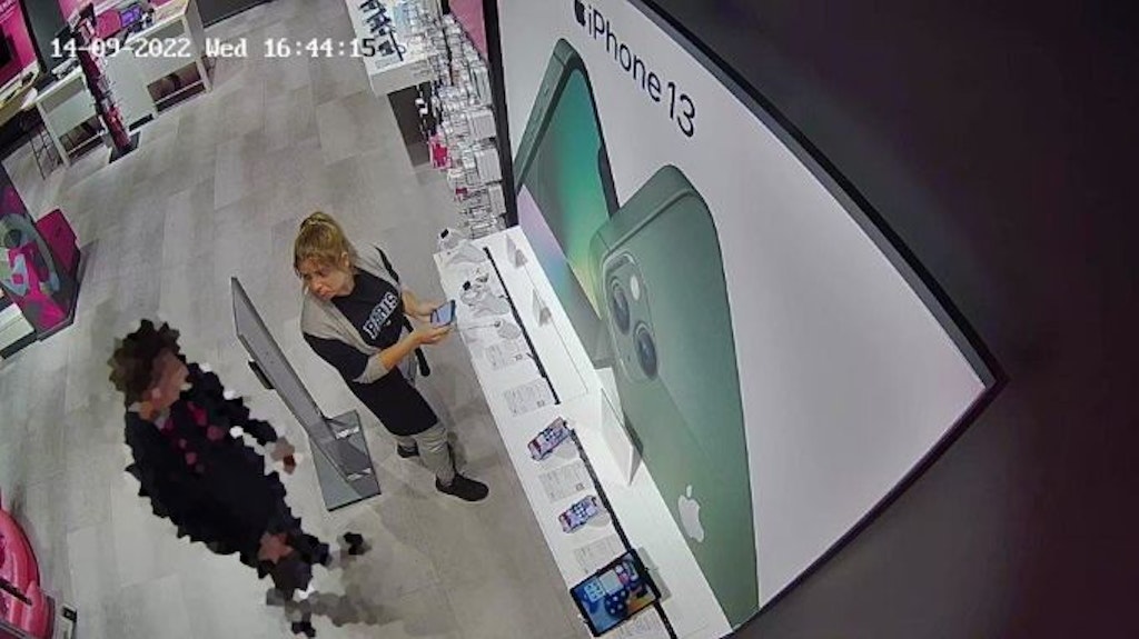 Der Verkäufer ahnte nicht, dass die Mädels das Telefon stehlen würden.
