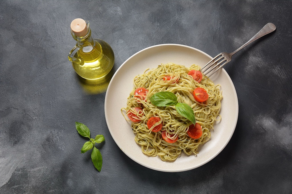 Schnell gemacht und so köstlich: Pasta mit Hähnchen, frischen Tomaten und Pesto.