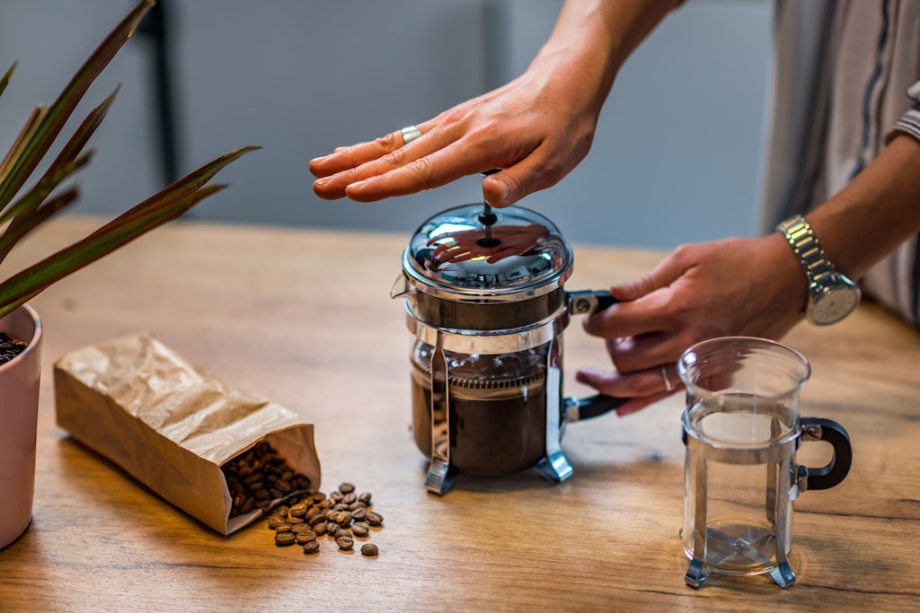 Die Stempelkanne, auch French Press genannt, ist für die Zubereitung von frischem Kaffee beliebt. Doch wohin mit dem Kaffeesatz? 