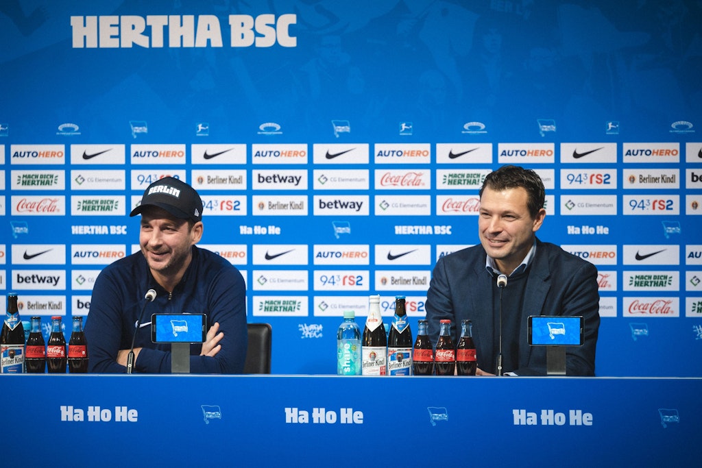 Herthas Trainer Sandro Schwarz sitzt links. Vergangene Woche saß rechts auf dem Podium noch Fredi Bobic, jetzt hat dort der neue Sportdirektor Benjamin Weber Platz genommen.