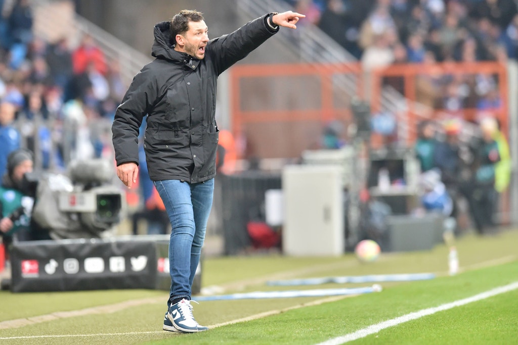 Herthas Trainer Sandro Schwarz muss Siege einfahren. Am besten schon Sonnabend beim Auswärtsspiel in Frankfurt. Jetzt rüttelt er alle noch mal wach.