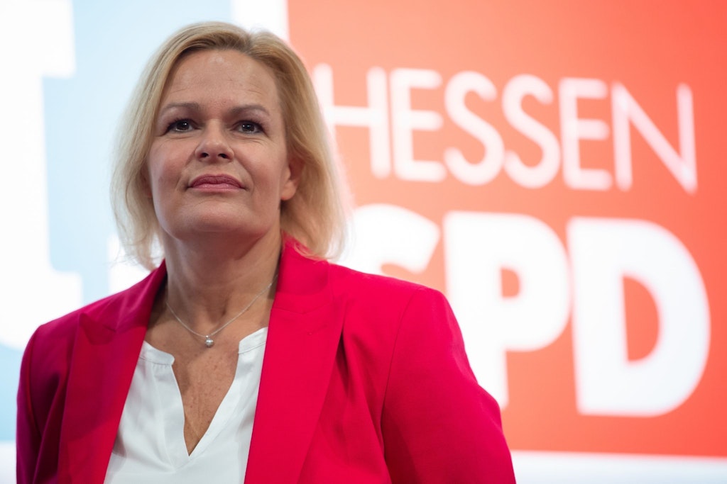 Nancy Faeser möchte die erste Frau an der Spitze der hessischen Landesregierung werden. Im Amt der Bundesministerin will sie aber zunächst bleiben. (Archivfoto) 