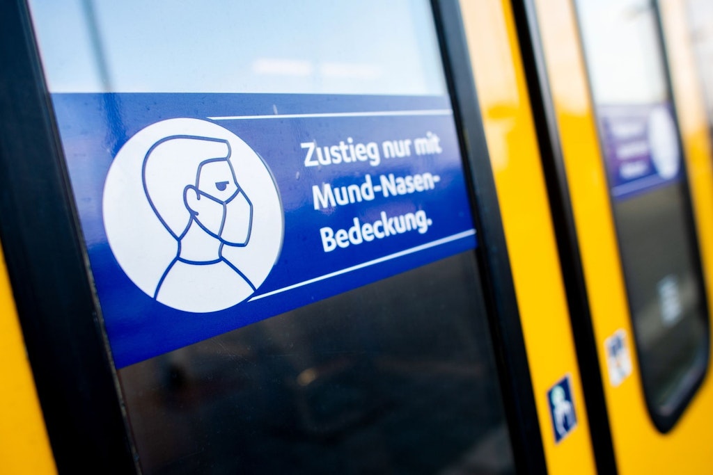 Die Maskenpflicht wurde im Zuge der Corona-Pandemie im Frühjahr 2020 in öffentlichen Verkehrsmitteln eingeführt.