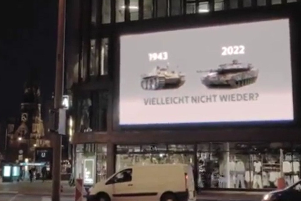 Auf der Werbetafel soll dieses Video gezeigt worden sein. Dabei handelt es sich um eine Manipulation.