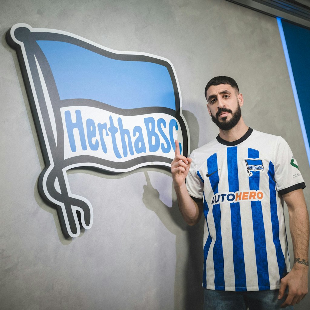 So präsentierte sich Tolga Cigerci bei seiner Ankunft: Zeigefinger nach oben, er will Hertha BSC aus dem Tabellenkeller holen.