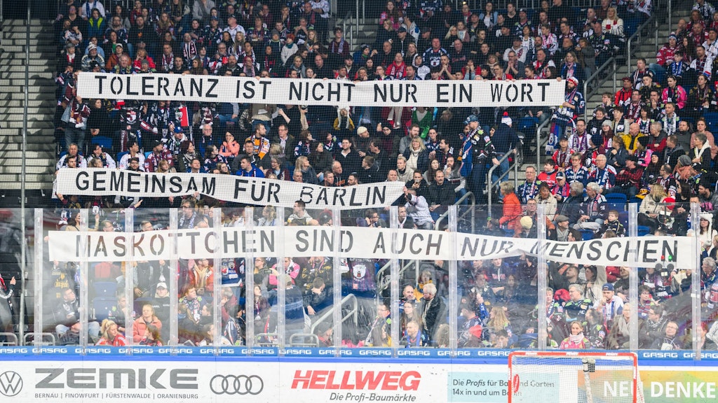 Die Fanclubs aus der Gegenkurve setzen ein klares Zeichen gegen die Ultras, bekommen Applaus von der kompletten MB-Arena.