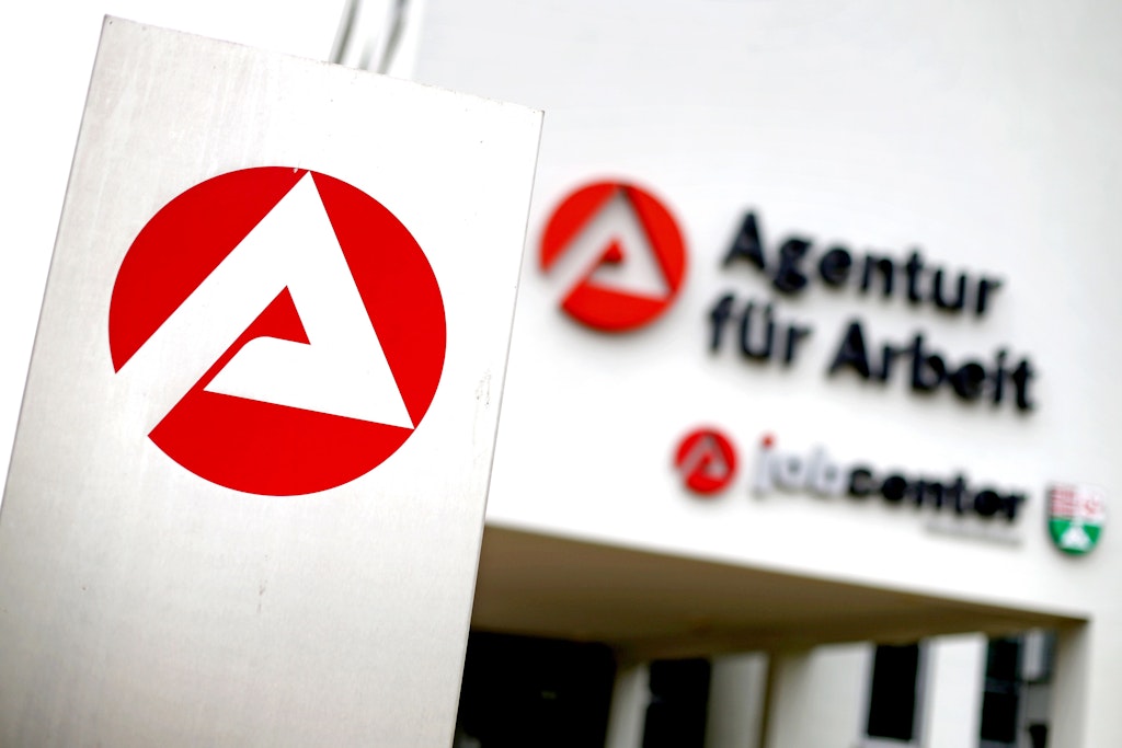 Der Eingang zu einem Jobcenter.