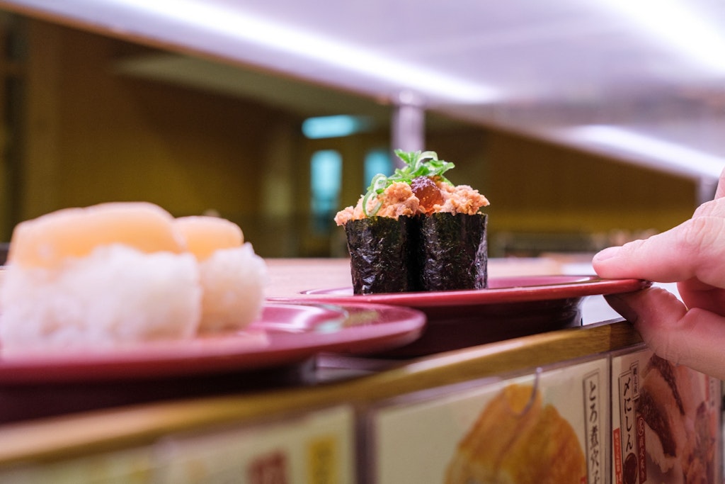 Solche Sushi-Laufbänder sind auch in Deutschland und anderen Ländern populär geworden.