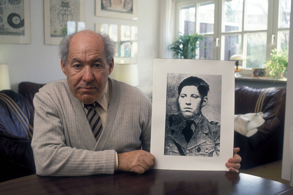 Schriftsteller Sally Perel mit einem Bild als Hitlerjunge.