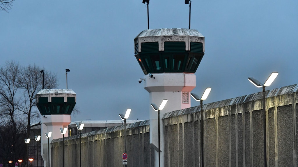 Blick auf die Gefängnismauer und zwei Wachtürme der Justizvollzugsanstalt (JVA) Plötzensee.