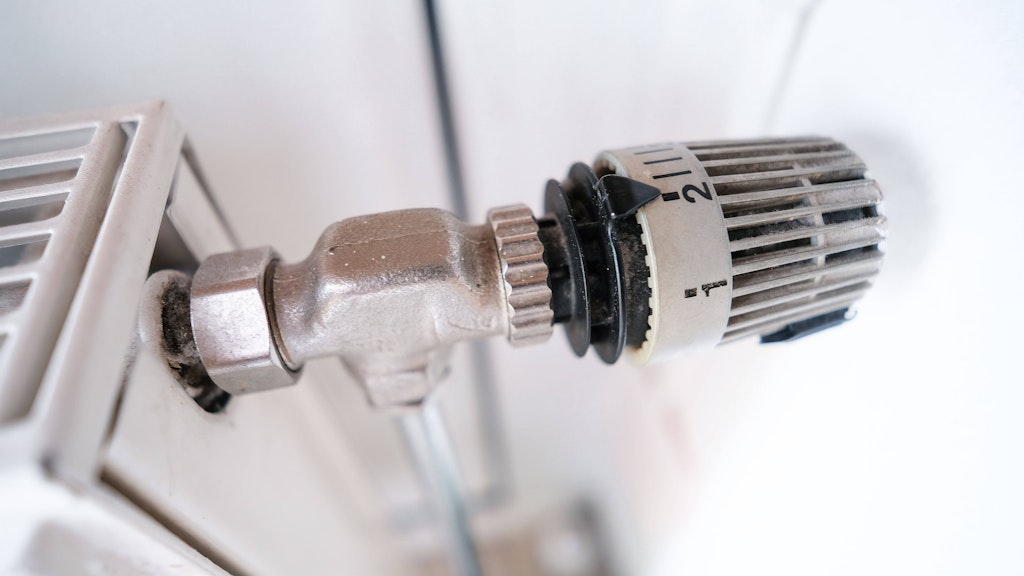 Verbraucht es mehr Energie, wenn man die Heizung ständig abdreht? Nicht alle Energiespartipps sind wirklich zielführend.