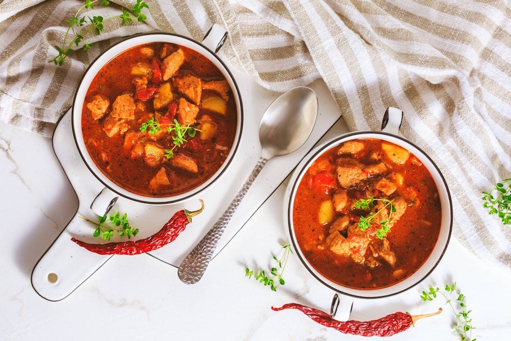 Diese Gulaschsuppe wie vom Chefkoch schmeckt superlecker - und das Rezept kann einfach jeder nachkochen!
