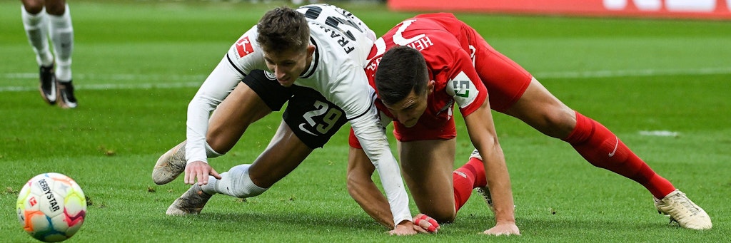 Gekämpft, aber wieder verloren! Herthas Verteidiger Marc Kempf (r.) im Bodenduell mit Frankfurts Jesper Lindström