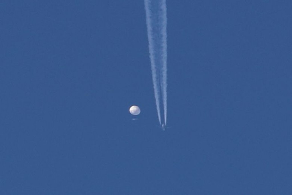 Auf diesem Foto schwebt ein großer Ballon über der Gegend von Kingston. Am Sonnabend hat ein Kampfflugzeug den in den US-Luftraum eingedrungenen mutmaßlichen Spionage-Ballon aus China vor der US-Küste abgeschossen. 