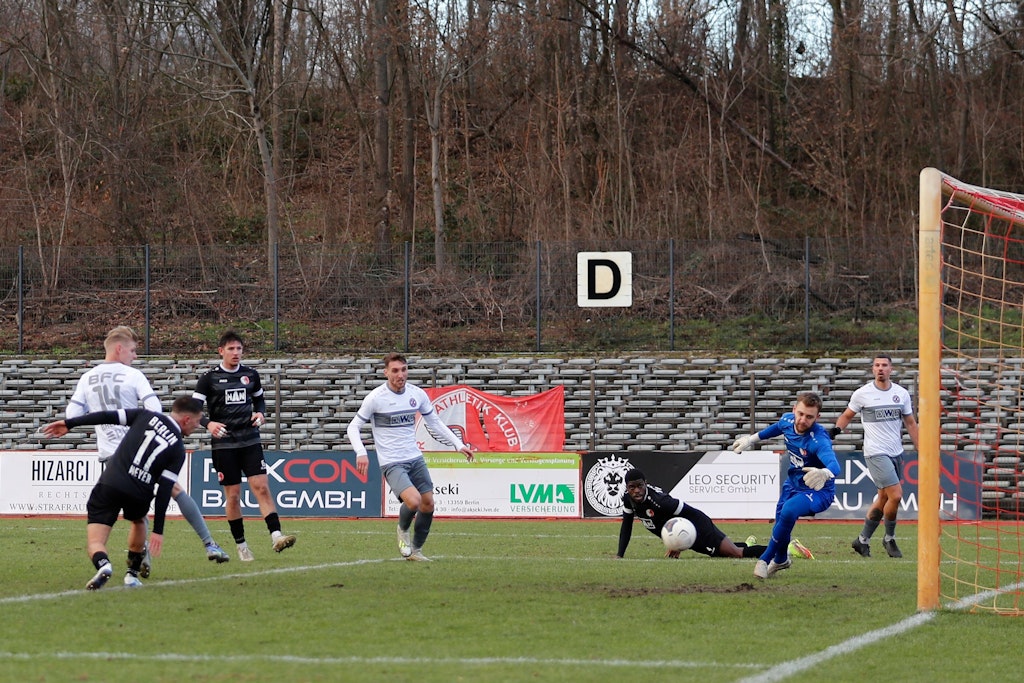 Joey Breitfeld (.l). traf für den BFC Dynamo beim BAK zum 2:0-Endstand (70.). 