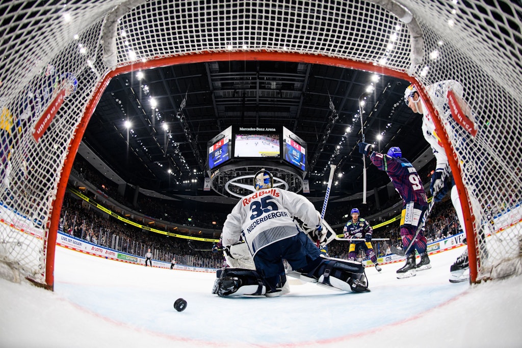 Kevin Clark (M.) traf kurz vor Schluss für die Eisbären zum 3:4 gegen München am Freitag. Sonntag soll gegen Augsburg ein Sieg her. 