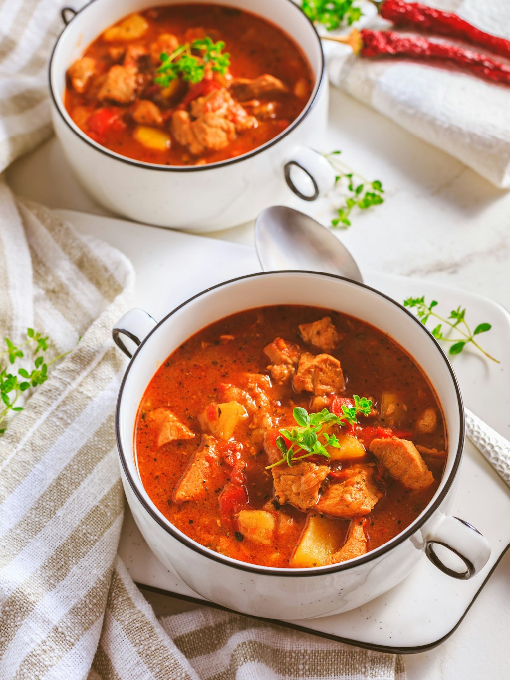 Recipe for goulash soup like from the chef: This stew with meat warms you from the inside - and tastes great for the whole family.