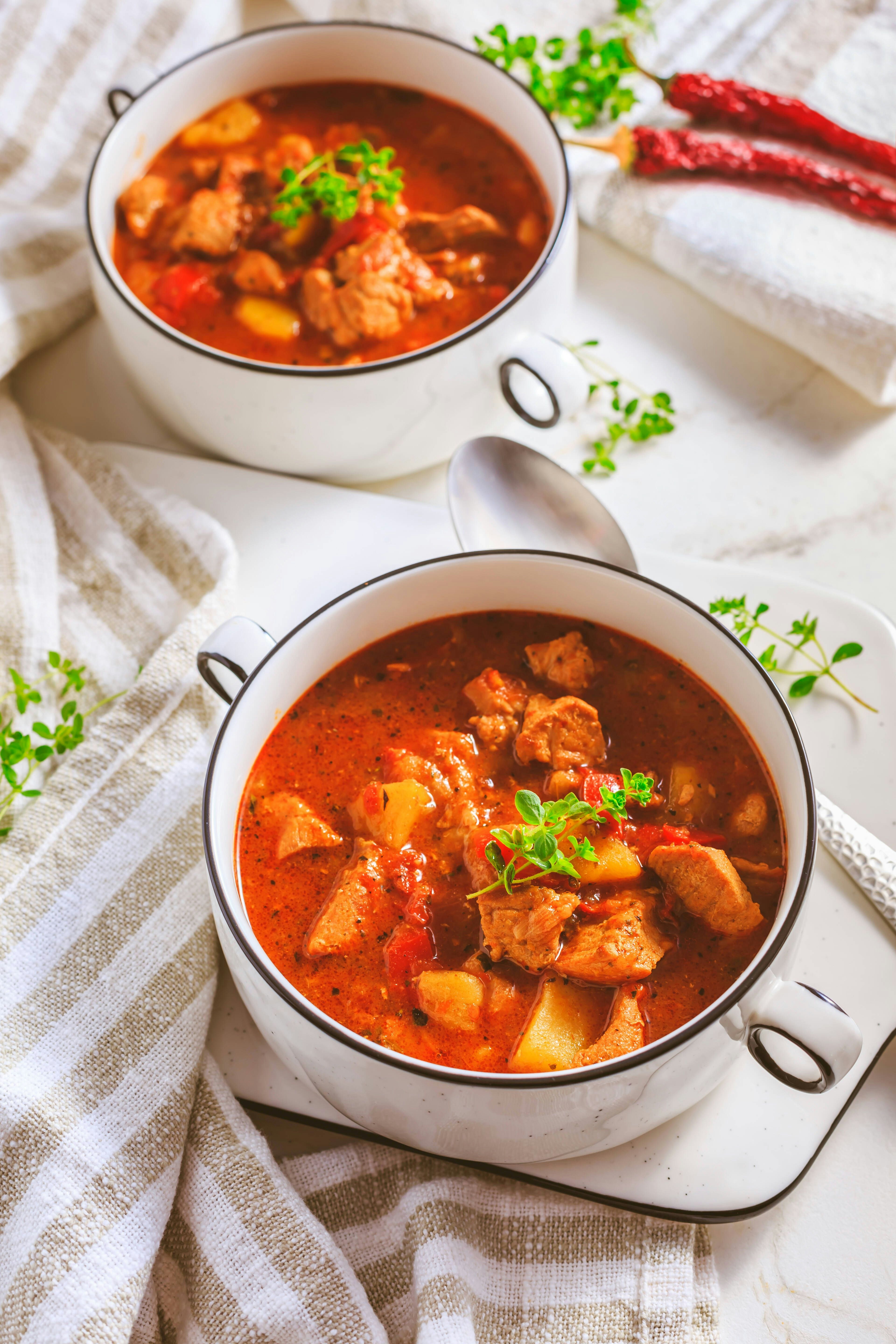 So lecker, so genial: Rezept für Gulaschsuppe wie vom Chefkoch! So ...
