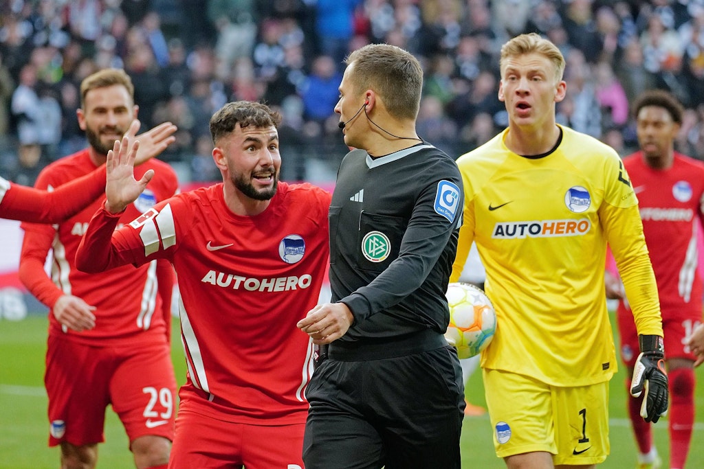 Marco Richter und seine Hertha-Kollegen protestierten, aber Schiedsrichter Robert Hartmann bleib bei seiner Elfmeter-Entscheidung. 