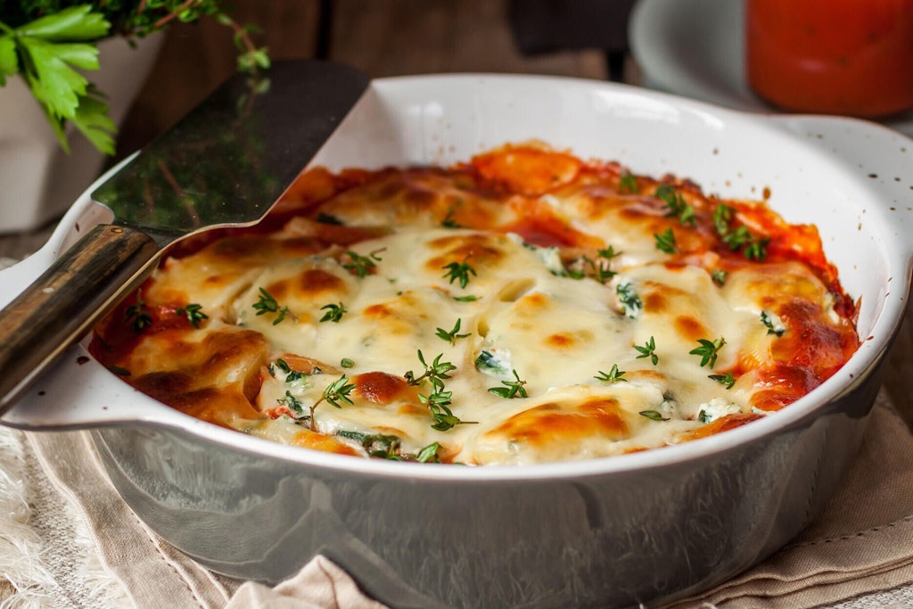 Dieser Rosenkohl-Auflauf mit Käse, Creme Fraiche und Bacon ist einfach lecker - und das Rezept ist perfekt für das günstige und schnelle Abendessen.